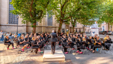 Optreden van Harmonieorkest De Bazuin op het Grote Kerkplein in Zwolle