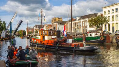 Historische schepen aan de Thorbeckegracht tijdens Havendag Zwolle