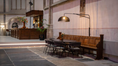 Interieur van het Academiehuis in Zwolle met zitplekken en warme verlichting tijdens een culturele bijeenkomst.