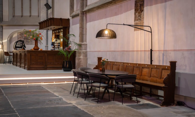 Interieur van het Academiehuis in Zwolle met zitplekken en warme verlichting tijdens een culturele bijeenkomst.