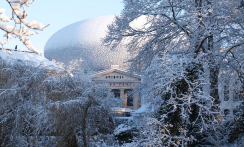 Museum de Fundatie in Zwolle, omringd door besneeuwde bomen tijdens een winterdag.