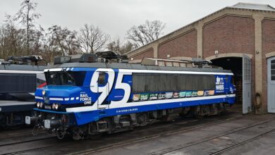 De NVBS 1931‑locomotief tijdens een speciale rit, gefotografeerd op het spoor.