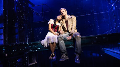 Tony en Maria in een intieme scène uit de musical West Side Story in Theater de Spiegel in Zwolle