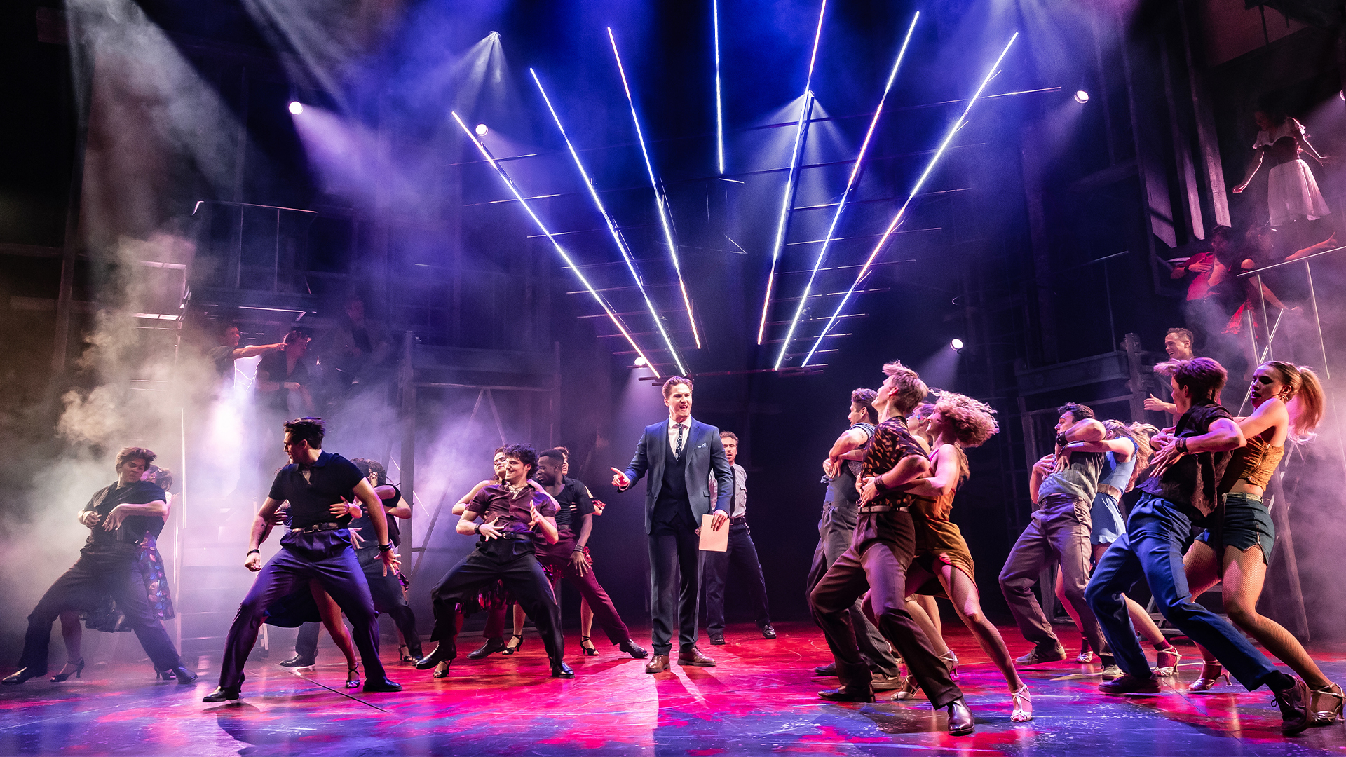 Dansers en acteurs tijdens een energieke scène uit de musical West Side Story in Theater de Spiegel in Zwolle