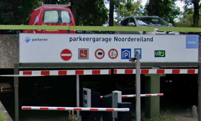 Ingang van parkeergarage Noordereiland in Zwolle, die voorlopig open blijft na een uitspraak van de rechter.