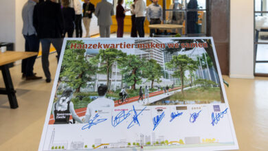 Projectbord ‘Hanzekwartier maken we samen’ met ondertekeningen en betrokken partijen tijdens het officiële tekenmoment in Zwolle.