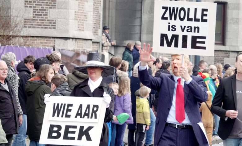 Tijdens de carnavalsoptocht in Zwolle doken opvallende acts op, waaronder deze ludieke verschijning met een knipoog naar de actualiteit. Het publiek langs de route genoot zichtbaar van de creatieve en humoristische uitingen die Sassendonk elk jaar weer kleur geven.