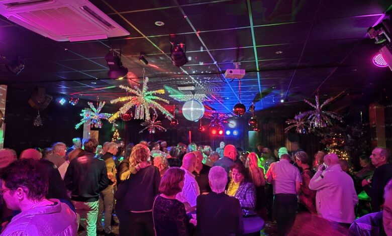 Dansende bezoekers tijdens een 40-plus dansavond bij Kisteman in Staphorst
