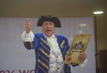 Zwolse stadsomroepers Peter Vader en Jacqueline Jorink tijdens het World Town Crier Tournament in Chester