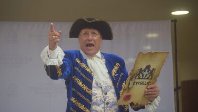 Zwolse stadsomroepers Peter Vader en Jacqueline Jorink tijdens het World Town Crier Tournament in Chester