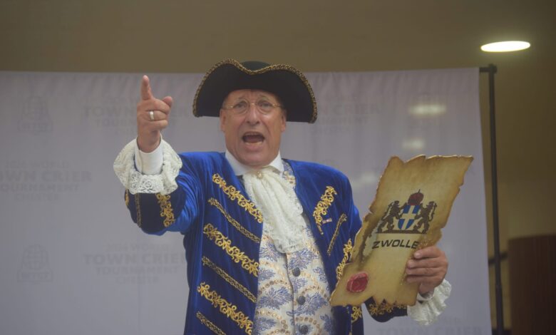 Zwolse stadsomroepers Peter Vader en Jacqueline Jorink tijdens het World Town Crier Tournament in Chester