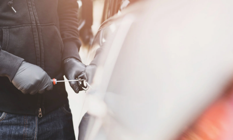 Geparkeerde auto's in Zwolle bij artikel over stijging van diefstallen uit motorvoertuigen