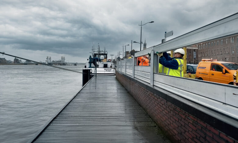Hoogwaterbrigade oefent sluiten dijken langs Zwarte Water in Zwolle