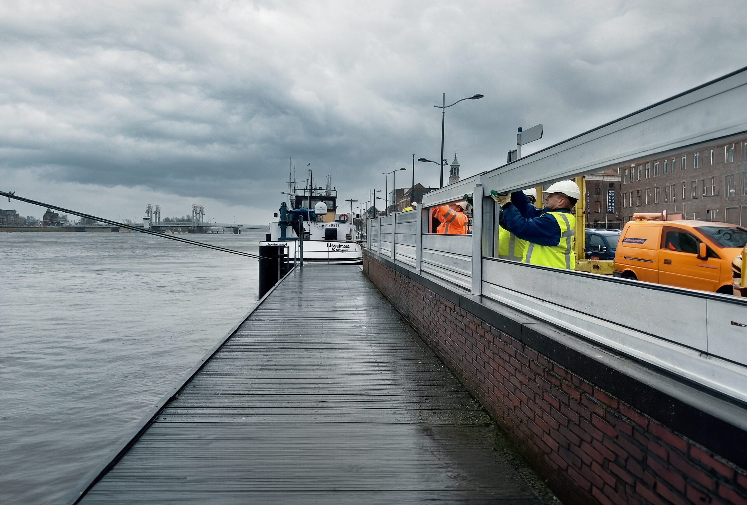 Hoogwaterbrigade oefent sluiten dijken langs Zwarte Water in Zwolle