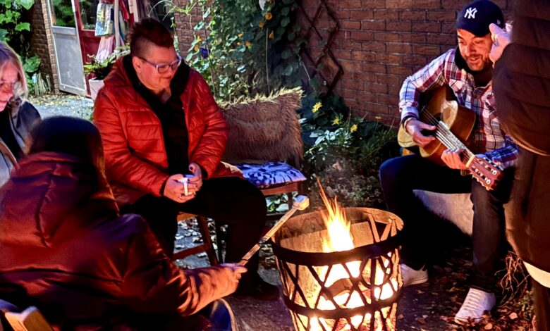 Bezoekers rond het kampvuur tijdens een Buitengewone Kampvuuravond in Zwolle