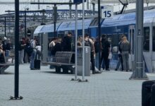 Treinen en perrons op station Zwolle waar VVD aandacht vraagt voor spoorveiligheid