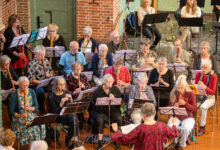 Muzikanten van Orkest Huismuziek Zwolle spelen samen tijdens een repetitie