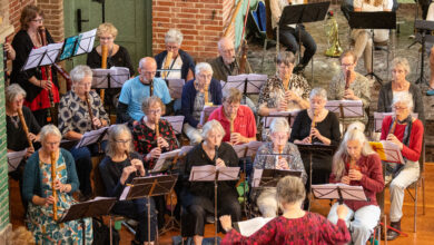Muzikanten van Orkest Huismuziek Zwolle spelen samen tijdens een repetitie