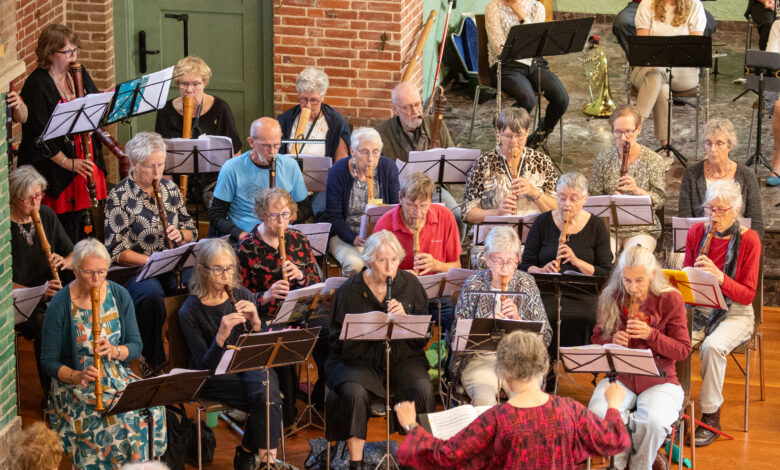 Muzikanten van Orkest Huismuziek Zwolle spelen samen tijdens een repetitie