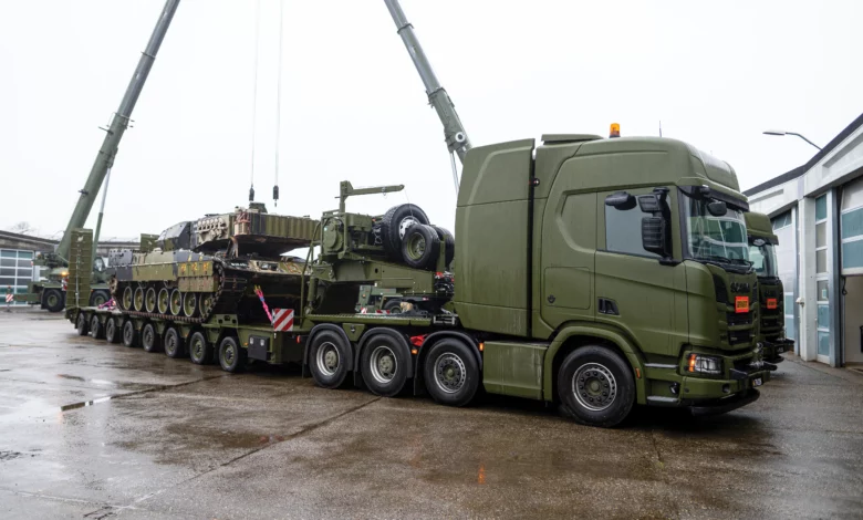 Broshuis Heavy Equipment Trailer met Leopard-gevechtstank voor de Deense krijgsmacht