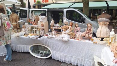 Bezoekers bij de brocante-, vintage- en antiekfair op het Grote Kerkplein in Zwolle