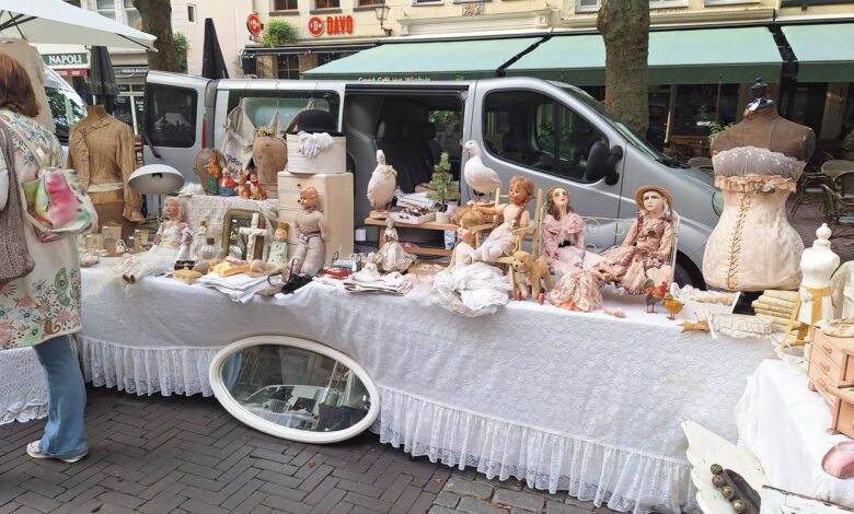Bezoekers bij de brocante-, vintage- en antiekfair op het Grote Kerkplein in Zwolle