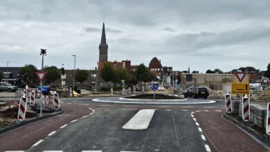 Nieuwe rotonde op de Tukseweg bij het Steenwijkerdiep in Steenwijk