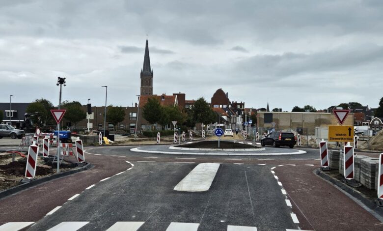 Nieuwe rotonde op de Tukseweg bij het Steenwijkerdiep in Steenwijk