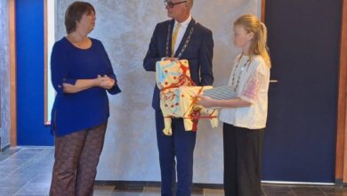 Stoel voor de Toekomst aangeboden aan de gemeenteraad van Meppel