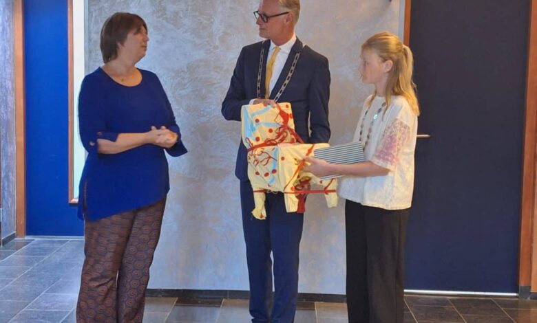 Stoel voor de Toekomst aangeboden aan de gemeenteraad van Meppel