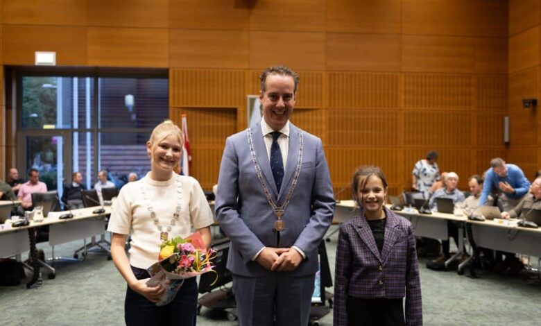Tess Kist tijdens haar installatie als eerste kinderburgemeester van Meppel in het stadhuis