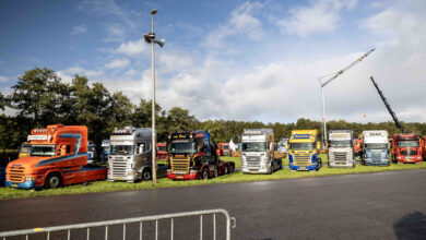 Honderden vrachtwagens opgesteld tijdens Truckersdag op evenemententerrein De Tippe in Staphorst