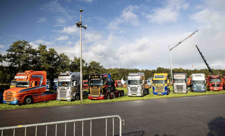Honderden vrachtwagens opgesteld tijdens Truckersdag op evenemententerrein De Tippe in Staphorst