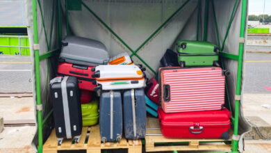 Oude reiskoffers worden in Zwolle gedemonteerd voor recycling in samenwerking met Samsonite