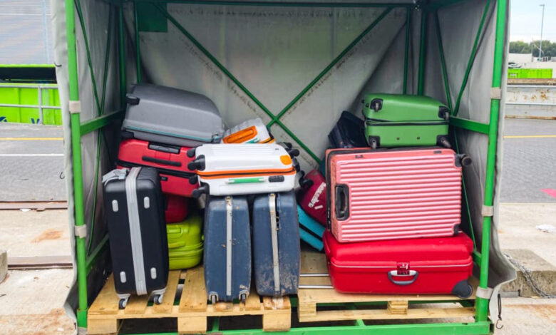 Oude reiskoffers worden in Zwolle gedemonteerd voor recycling in samenwerking met Samsonite