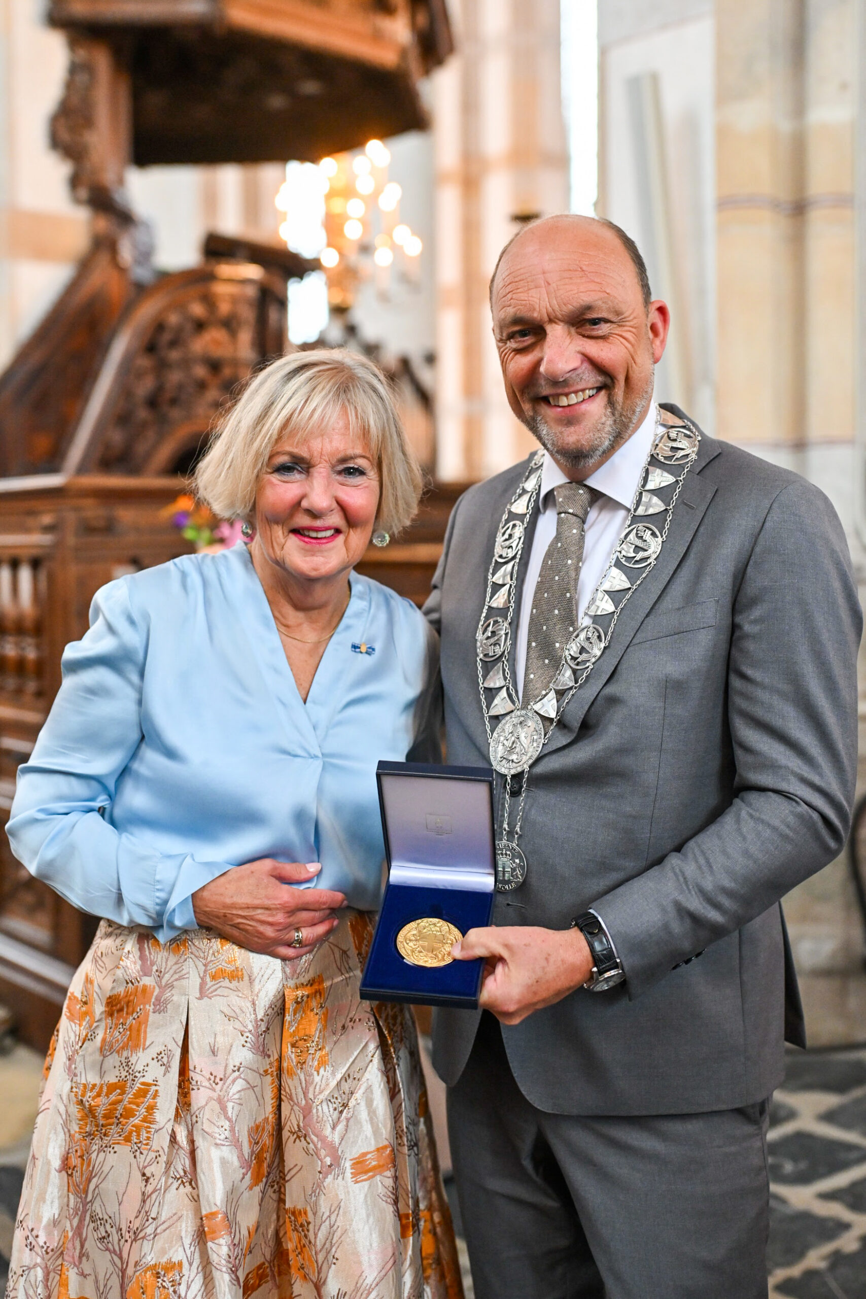 Coby Zandbergen ontvangt het ereburgerschap van Zwolle van burgemeester Peter Snijders
