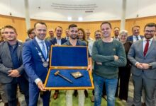 Burgemeester Sander de Rouwe ontvangt een voorzittershamer gemaakt van hout van de IJsselkogge