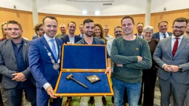 Burgemeester Sander de Rouwe ontvangt een voorzittershamer gemaakt van hout van de IJsselkogge