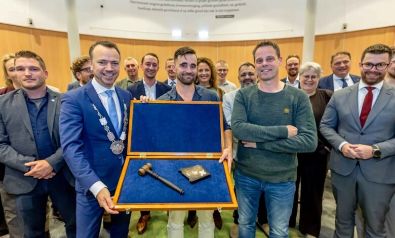 Burgemeester Sander de Rouwe ontvangt een voorzittershamer gemaakt van hout van de IJsselkogge