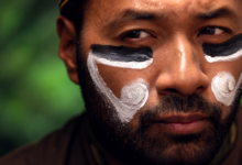 Man met zwart-witte gezichtsverf in documentaire The Promise over West-Papua