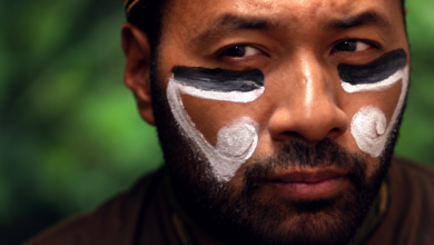 Man met zwart-witte gezichtsverf in documentaire The Promise over West-Papua
