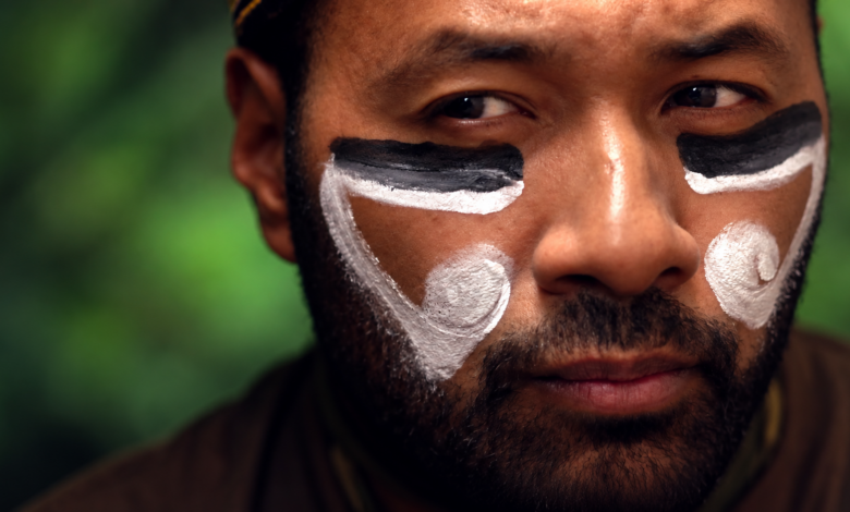 Man met zwart-witte gezichtsverf in documentaire The Promise over West-Papua