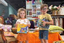 Kinderen tijdens de kinderboekenruilmarkt van Stichting Kringloop Zwolle