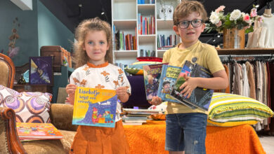 Kinderen tijdens de kinderboekenruilmarkt van Stichting Kringloop Zwolle
