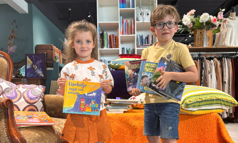 Kinderen tijdens de kinderboekenruilmarkt van Stichting Kringloop Zwolle