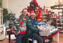 Tweedehands kerstdecoratie in een kerstafdeling van Stichting Kringloop Zwolle