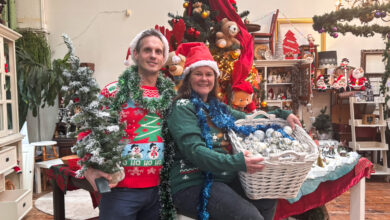 Tweedehands kerstdecoratie in een kerstafdeling van Stichting Kringloop Zwolle