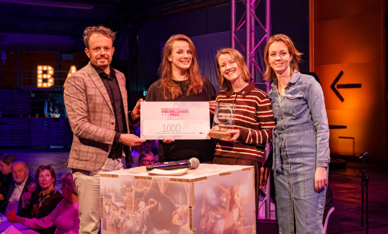 Winnaars van de Overijsselse Vrijwilligersprijs 2025 tijdens de prijsuitreiking