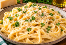 Verse fettuccine Alfredo in een romige Parmezaanse kaassaus met zwarte peper en peterselie