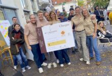 De IJsbakkers en Meike Isis Foundation tonen cheque van 2.961 euro na benefietmiddag in Zwolle